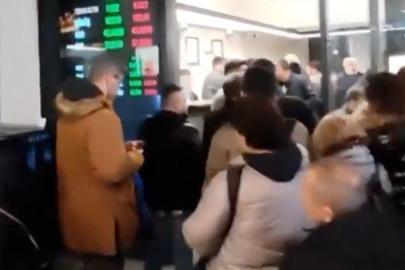 Altında yaşanan artış sonrası kuyumcularda uzun kuyruklar oluştu