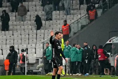 Beşiktaş'ta Kristjan Asllani ilk maçında kırmızı kart gördü!