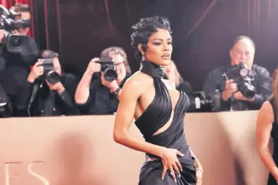 Kırmızı halı lüks markaların gövde gösterisi alanı