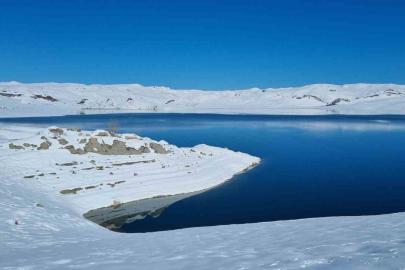 Ağrı Yazıcı Barajı’nda buzlar çözüldü, kartpostallık manzara oluştu