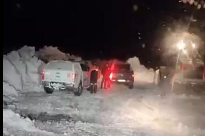 Ağrı'nın Eleşkirt ilçesinde yaşanan çığda mahsur kalan 4 personeli kurtardı