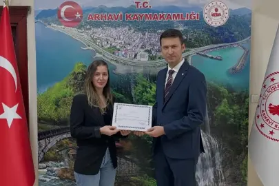 Artvin Arhavi’de kütüphane personeline başarı belgesi