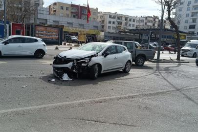 Batman'da iki otomobilin çarpıştığı kazada maddi hasar oluştu