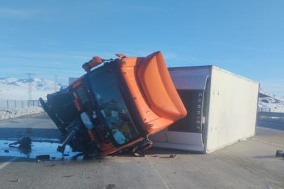 Bingöl’de tır devrildi: 1 yaralı