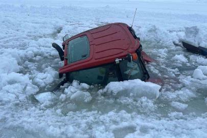 Çıldır Gölü yüzeyindeki buz kırıldı, traktör sulara gömüldü