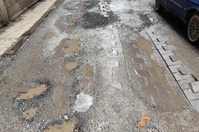 Diyarbakır sokaklarında kar ve su çekilince çöken yollar gün yüzüne çıktı