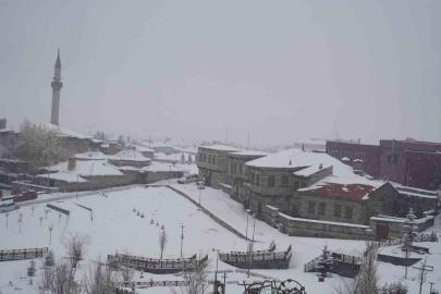 Doğu’ya kar yağmurla karışık geri geliyor