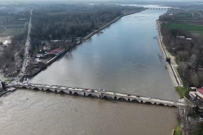 Edirne’de taşkın tehlikesi nedeniyle Tunca Köprüsü ulaşıma kapatıldı