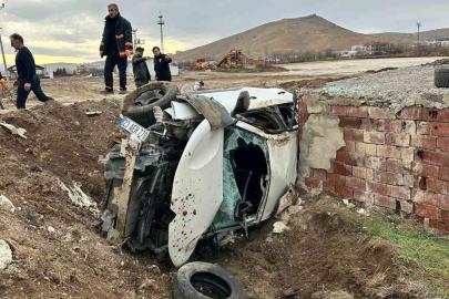 Elazığ’da otomobil aydınlatma direğine çarptı: 2 yaralı