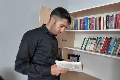 Erciş’te engelli genç kitap yazarak hayata tutundu