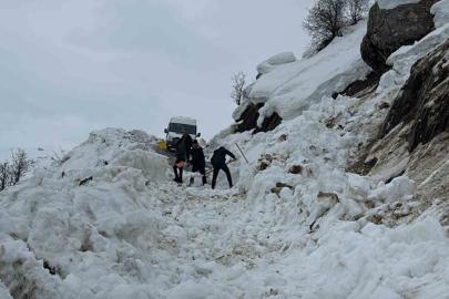 Hakkâri’de çığ düştü: Öğrenci servisi yolda kaldı