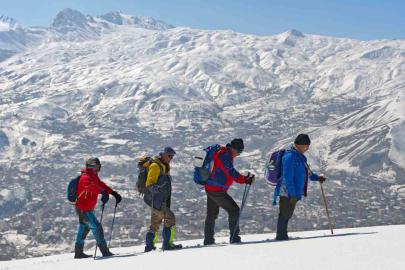 Hakkari’de Vatan Tepesi’ne zorlu kış tırmanışı