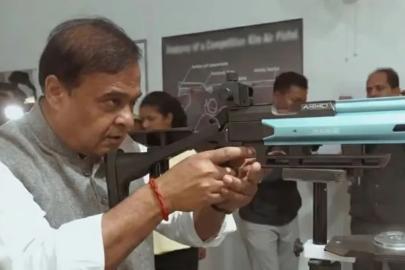 Hindistan'da seçim propagandasında Müslümanları hedef alan silah görüntüsü tepki çekti