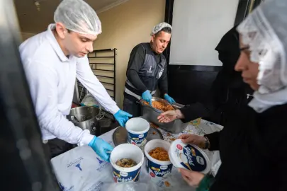 İftar bereketi İzmir'in aşevinden sofralara uzanıyor