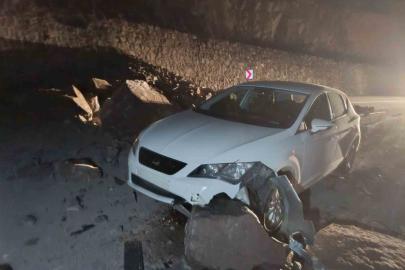 İspir - Erzurum yolunda gece korku dolu anlar, Kaya düşmesi kazaya neden oldu