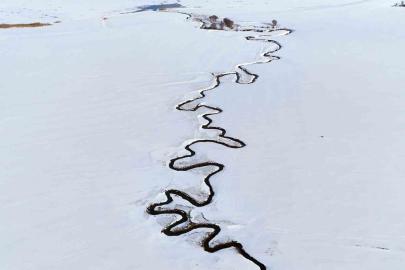 Kar altındaki menderesler güzel manzaralar oluşturuyor