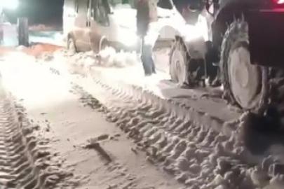 Kars’ta minibüs kara saplandı, mahsur kalan vatandaşlar kurtarıldı