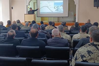 Kemaliye’de muhtarlar çığ tehlikesine karşı bilgilendirildi