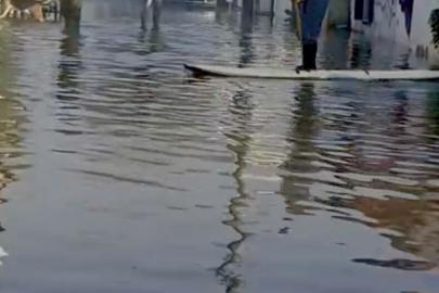 Muğla'da göle dönen yolda kano ile ilerledi