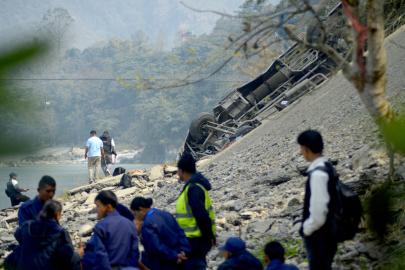 Nepal'de yolcu otobüsü nehre düştü: 19 ölü, 24 yaralı