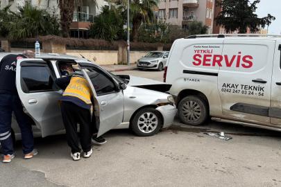 Sürücü, eşi ve kızı kazada yaralandı