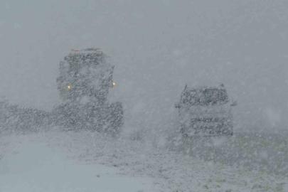 Van Kurubaş Geçidi’nde kar yağışı ve sis etkili oldu