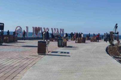 Van’da bahar havası: Vatandaşlar sahile akın etti