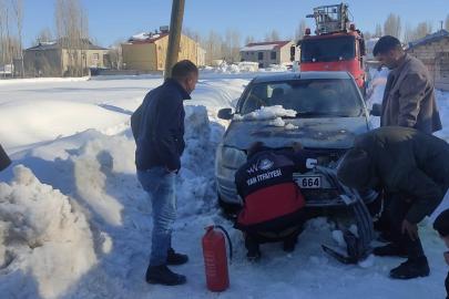Van’da seyir halindeki otomobil yandı