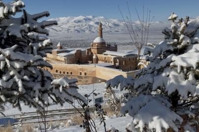 Yoğun kar yağışı tarihi sarayda eşsiz manzaralar oluşturdu