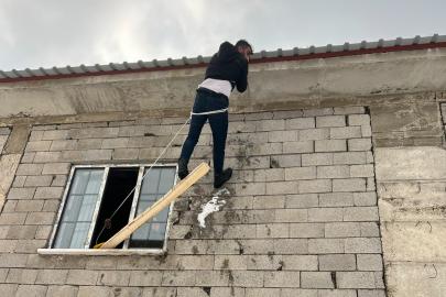 Yüksekova’da yürekleri ağza getiren kaza: Çatıda asılı kalan vatandaş kurtarıldı