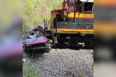 ABD'de hemzemin geçitte tren minibüse çarptı: 5 ölü