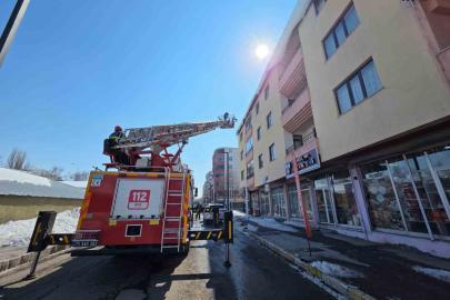 Ardahan’da çatılarda tehlike oluşturan buz sarkıtları temizleniyor