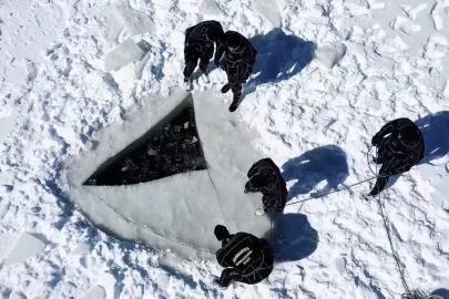 Buzla kaplı gölette nefes kesen dalış