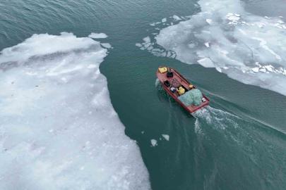 Buzların çözülmeye başladığı Nazik Gölü’nde balıkçı tekneleri yeniden suya indi