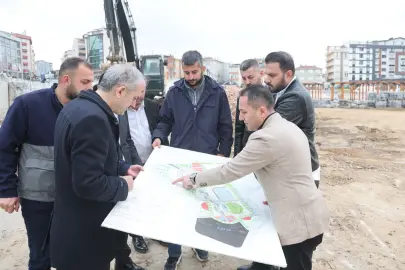Çayırova'da Başkan Çiftçi, kent meydanındaki çalışmaları inceledi