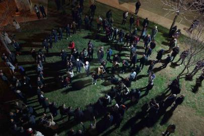 Davul ve klarnet eşliğinde geleneksel sahur halayı onlarca kişiyi buluşturdu