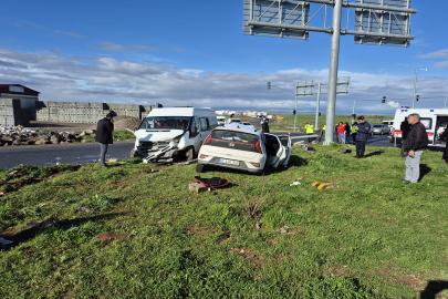 Diyarbakır’da öğrenci servisi ile otomobil çarpıştı: 13 yaralı