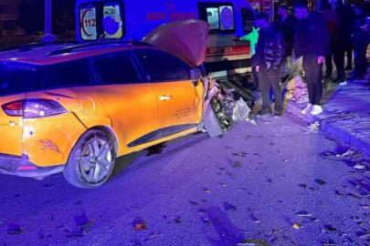 Elazığ’da  hafif ticari araçla taksi çarpıştı: 4 yaralı