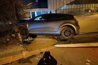 Elazığ’da otomobil istinat duvarına çarptı: 1 yaralı