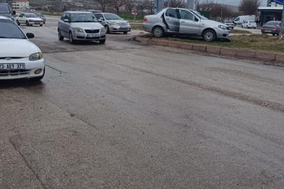 Elazığ’da otomobiller çarpıştı: 3 yaralı
