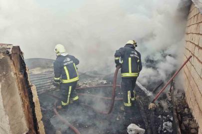 Erçiş’te ahır ve odunluk yangını