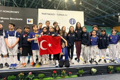 Genç eskrimciler Avrupa'da podyumda