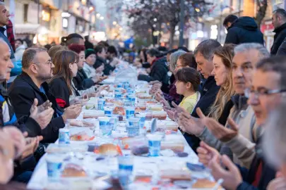 İzmir Büyükşehir'in iftar sofrası Kemeraltı'nda kuruldu