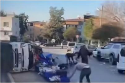 İzmir’de meyve yüklü araç devrildi
