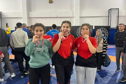 Kadınlardan güreşte 3 madalya