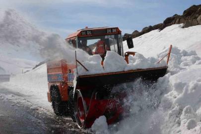 Kar ve tipi nedeniyle 4 aydır ulaşıma kapanan yol açılıyor