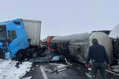 Kars’ta devrilen zift yüklü tankere tır çarptı: 2 yaralı