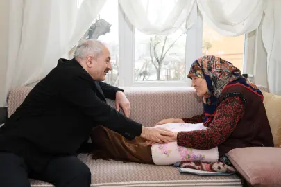 Kocaeli Gebze’de 100 yaşındaki Hesna Teyzeye ziyaret