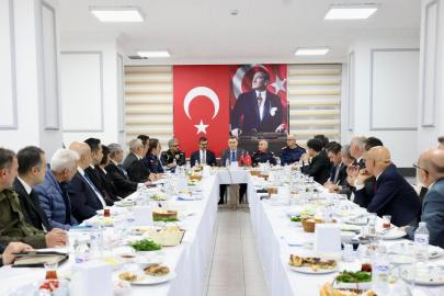 Mersin Valisi Toros, Aydıncık’ta kamu görevlileriyle sahur programında buluştu