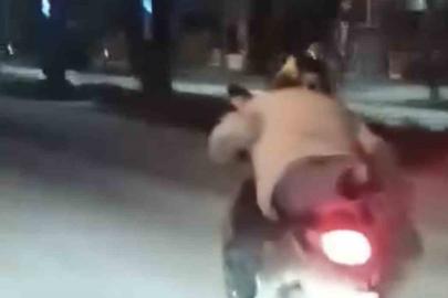 Motosiklet sürücüsünün trafikte tehlikeli anları kamerada